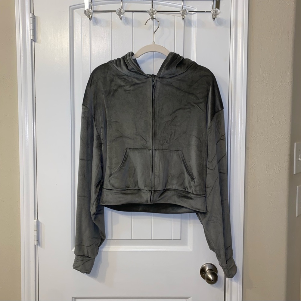 SKIMS VELOUR CROPPED HOODIE IN SMOKE GRAY